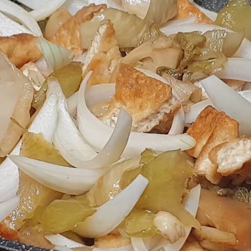 Step 4 Stir-fry sour cabbage and tofu Sour cabbage stir-fried with vegetarian tofu