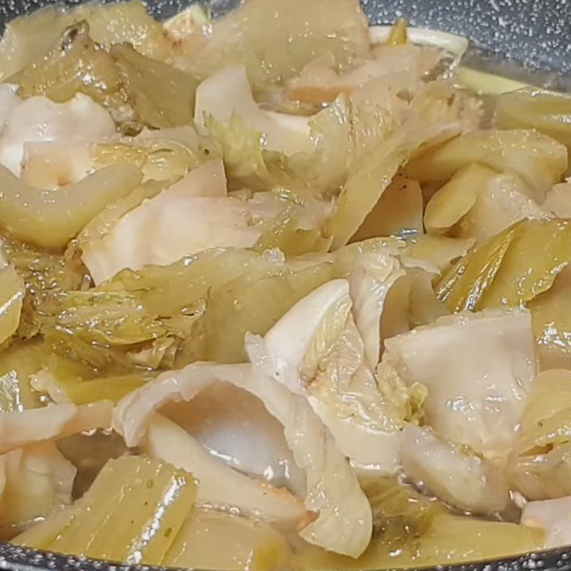 Step 4 Stir-fry sour cabbage and tofu Sour cabbage stir-fried with vegetarian tofu