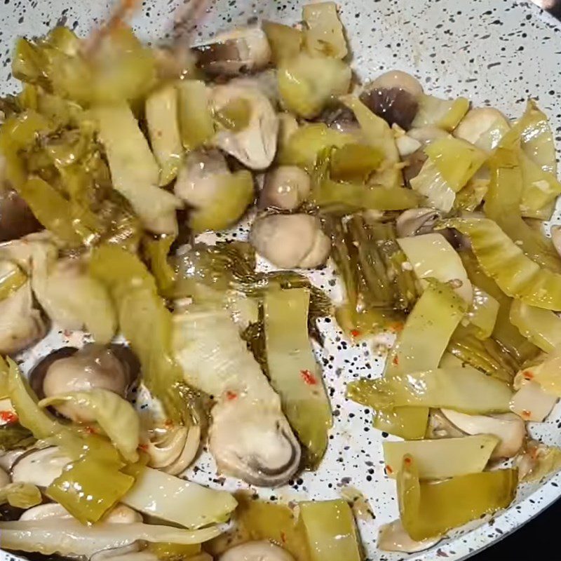 Step 3 Stir-fried pickled mustard greens and mushrooms Vegetarian stir-fried pickled mustard greens with straw mushrooms