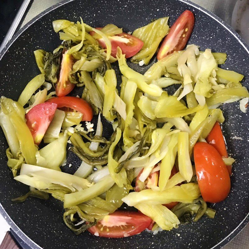 Step 3 Stir-fry the sour melon for sour melon soup with beef