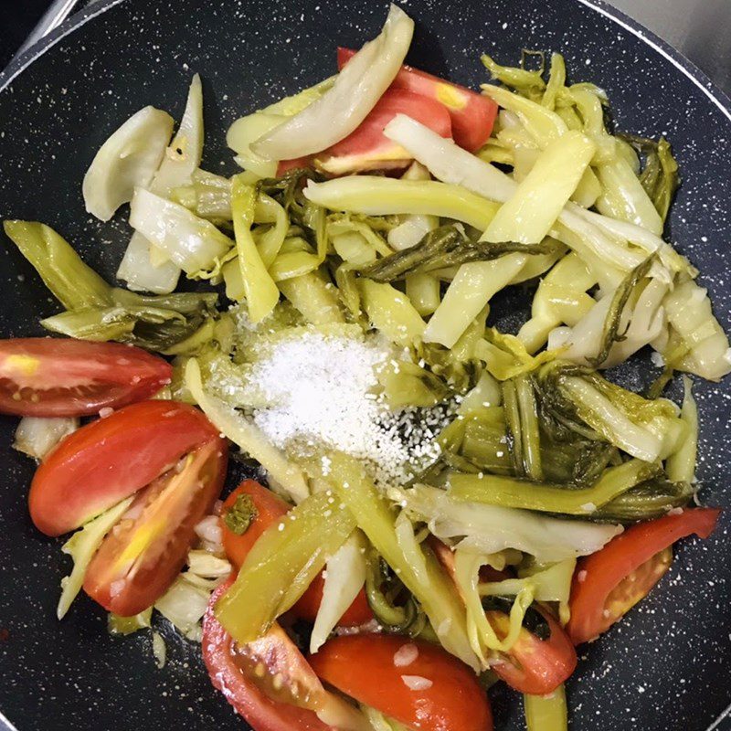 Step 3 Stir-fried pickled mustard greens with beef soup