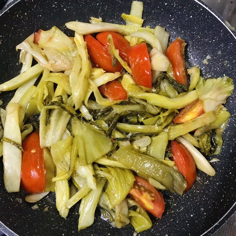 Step 3 Stir-fried pickled mustard greens with beef soup