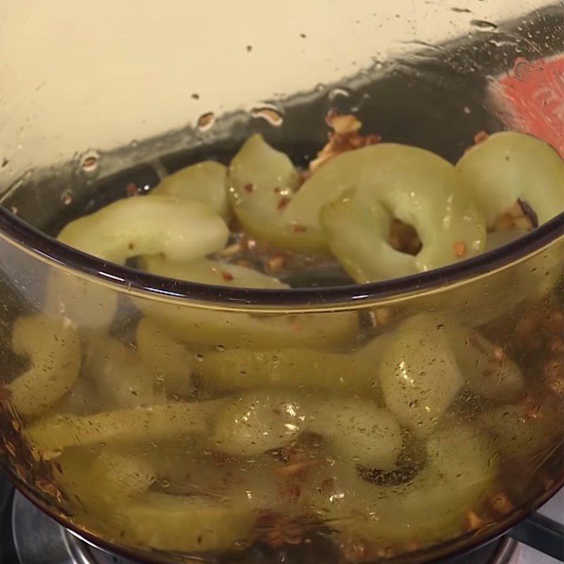 Step 3 Sauté pickled vegetables for the sour fish soup