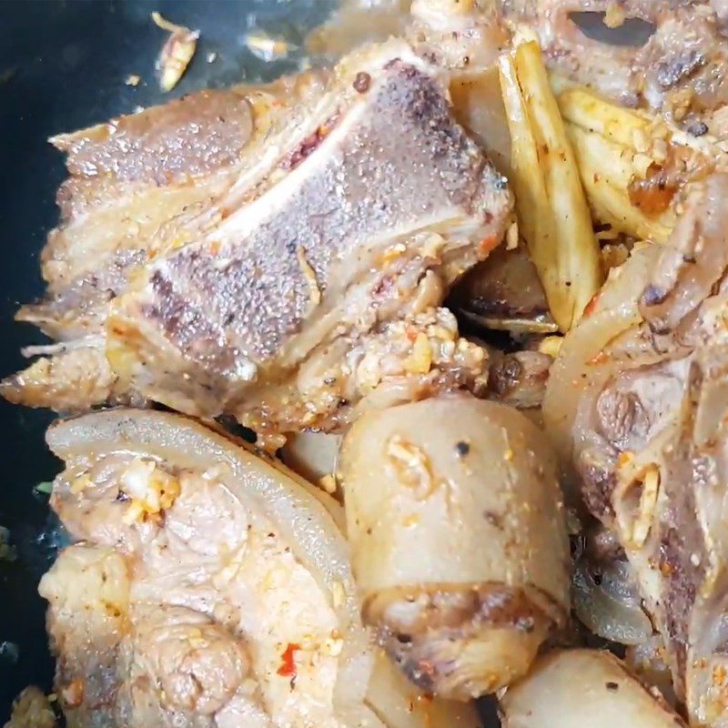 Step 4 Stir-fried Beef Tail with Ingredients Beef Tail Braised with Lemongrass