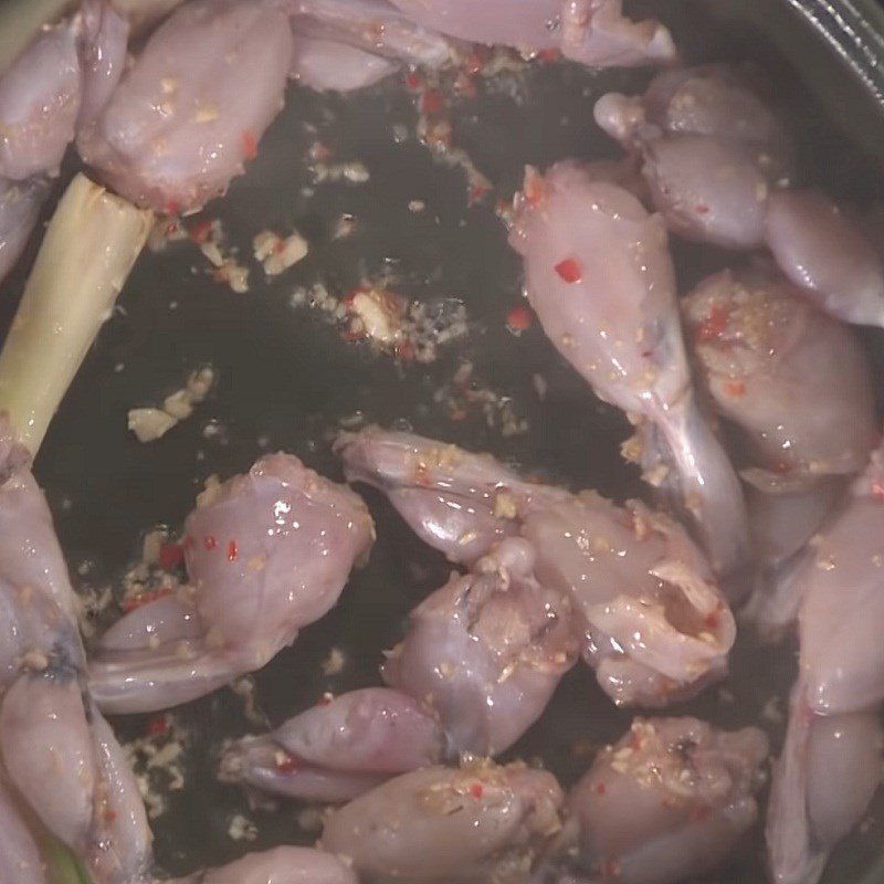 Step 3 Stir-fry frog Sour frog soup with giang leaves