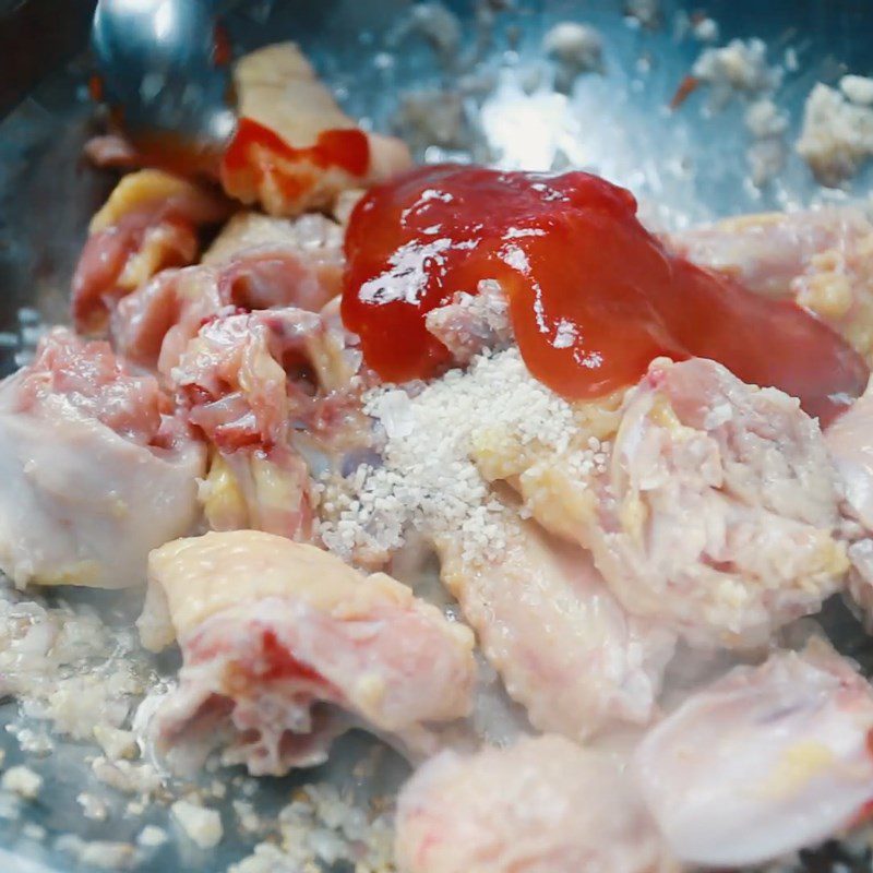 Step 3 Stir-fry chicken Mixed chicken with peas