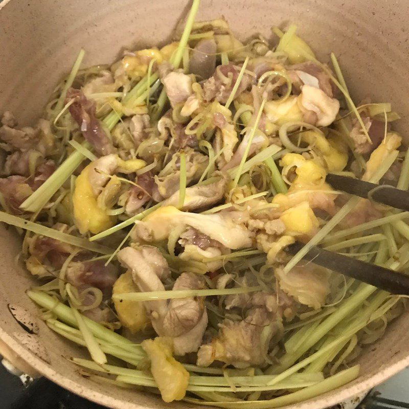 Step 3 Sauté the chicken Stir-fried chicken with lemongrass and chili