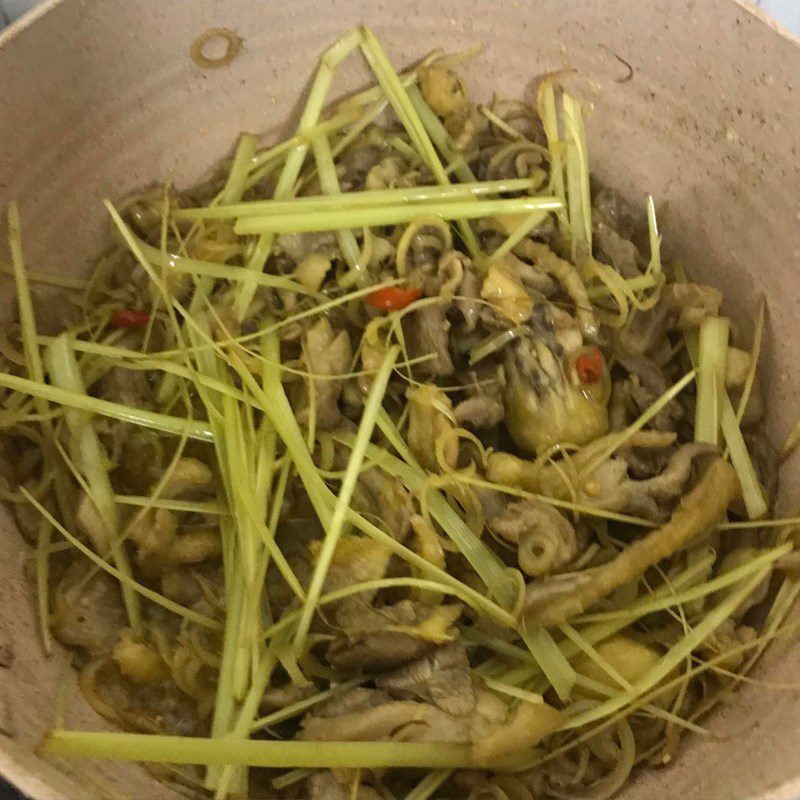 Step 3 Sauté the chicken Stir-fried chicken with lemongrass and chili