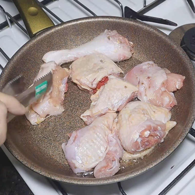 Step 3 Stir-fried chicken Chicken cooked with peas