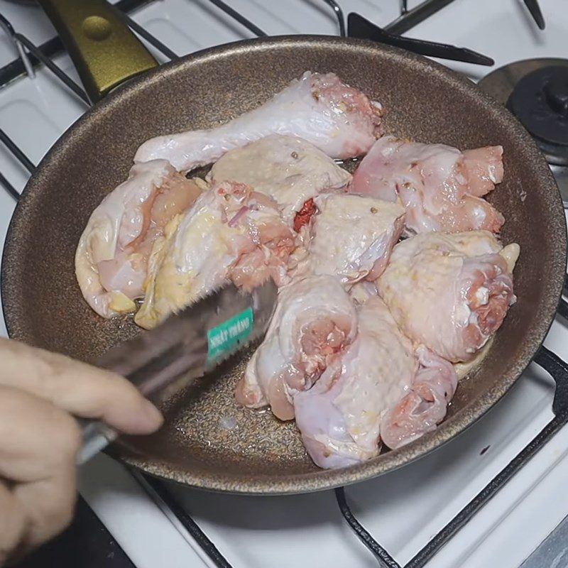 Step 3 Stir-fried chicken Chicken cooked with peas