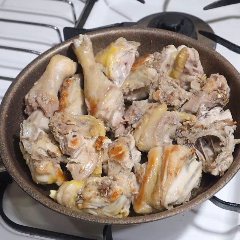 Step 3 Stir-fried chicken Chicken cooked with peas