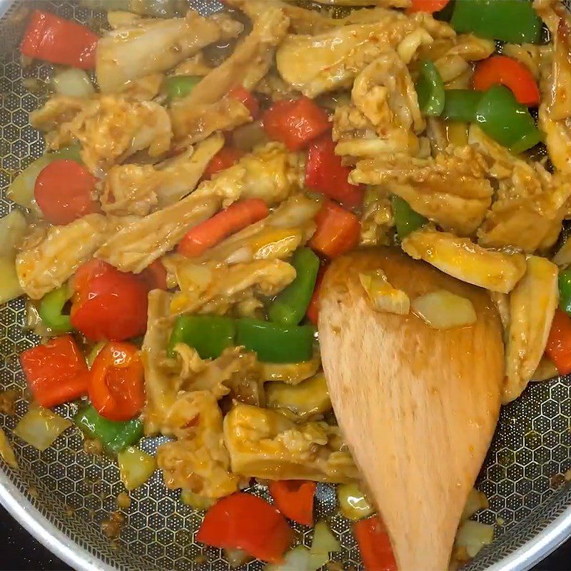 Step 4 Stir-fried chicken with sauce and vegetables Chicken cartilage stir-fried with saté