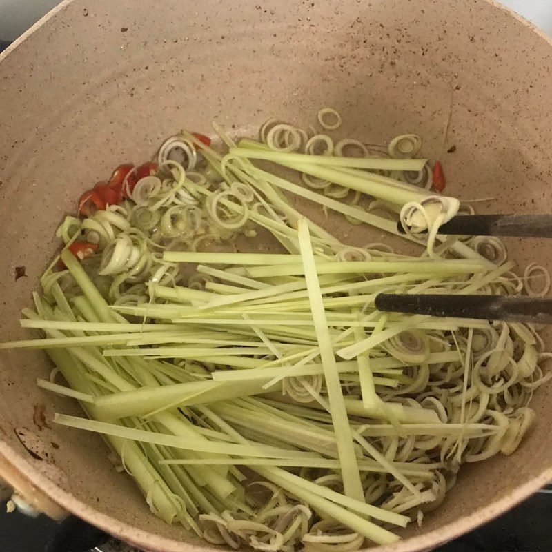 Step 3 Sauté the chicken Stir-fried chicken with lemongrass and chili