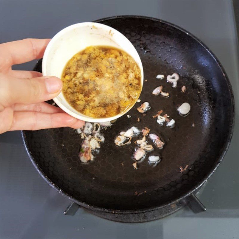 Step 3 Sauté the crab roe for fresh water crab soup with Malabar spinach