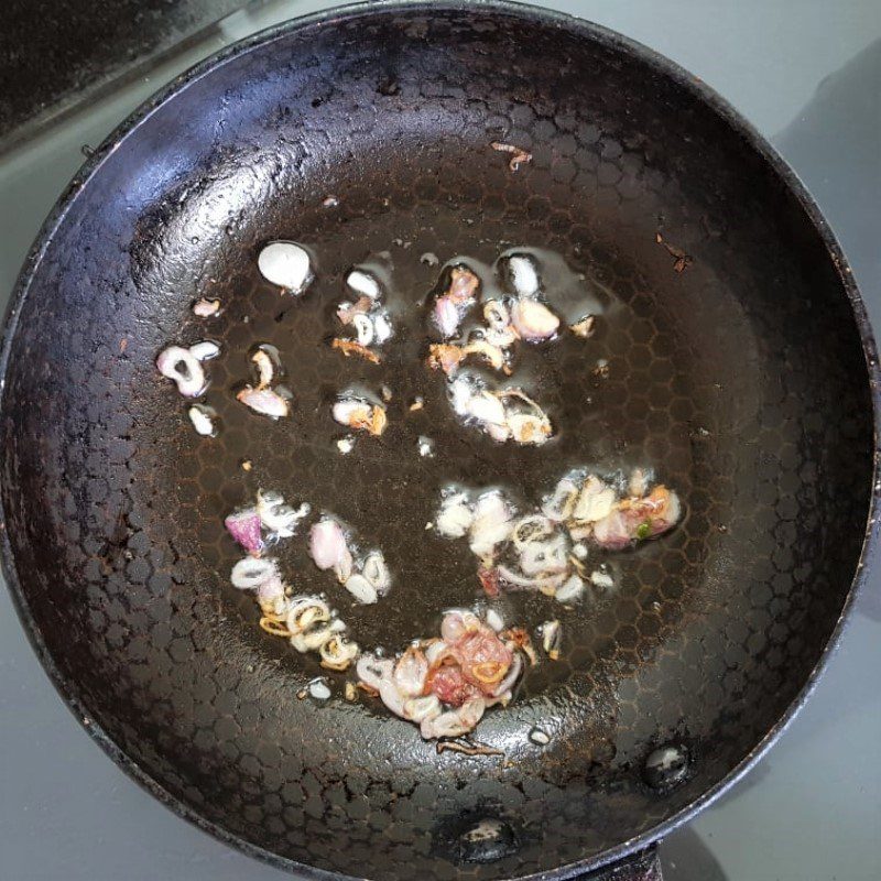 Step 3 Sauté the crab roe for fresh water crab soup with Malabar spinach