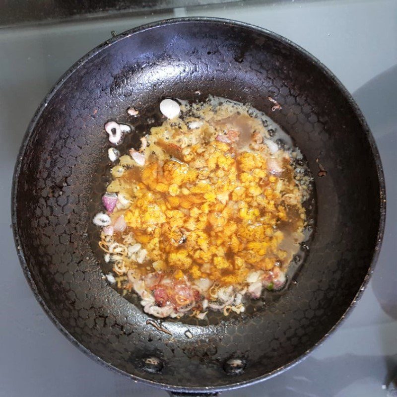 Step 3 Sauté the crab roe for fresh water crab soup with Malabar spinach