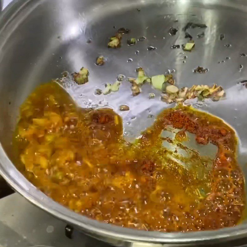 Step 4 Stir-fried crab paste for crab noodle soup with pork leg