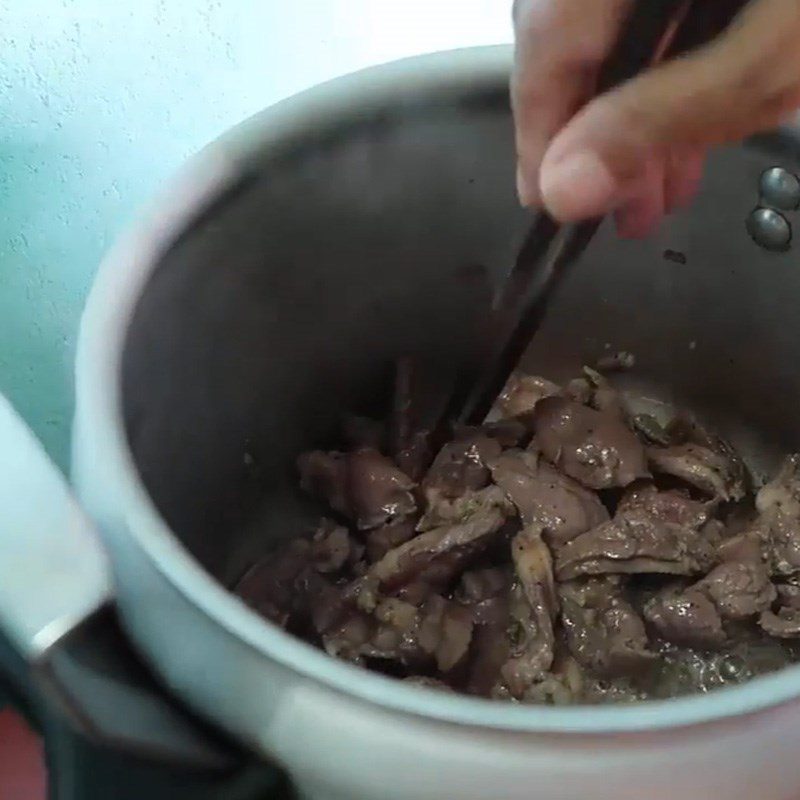 Step 3 Sauté the beef tendon for Beef tendon porridge