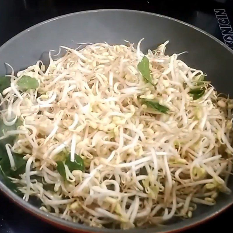 Step 4 Sautéed Bean Sprouts Dried Squid Stir-fried Bean Sprouts