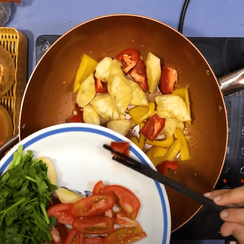 Step 4 Stir-fry seafood Sweet and sour seafood stir-fry