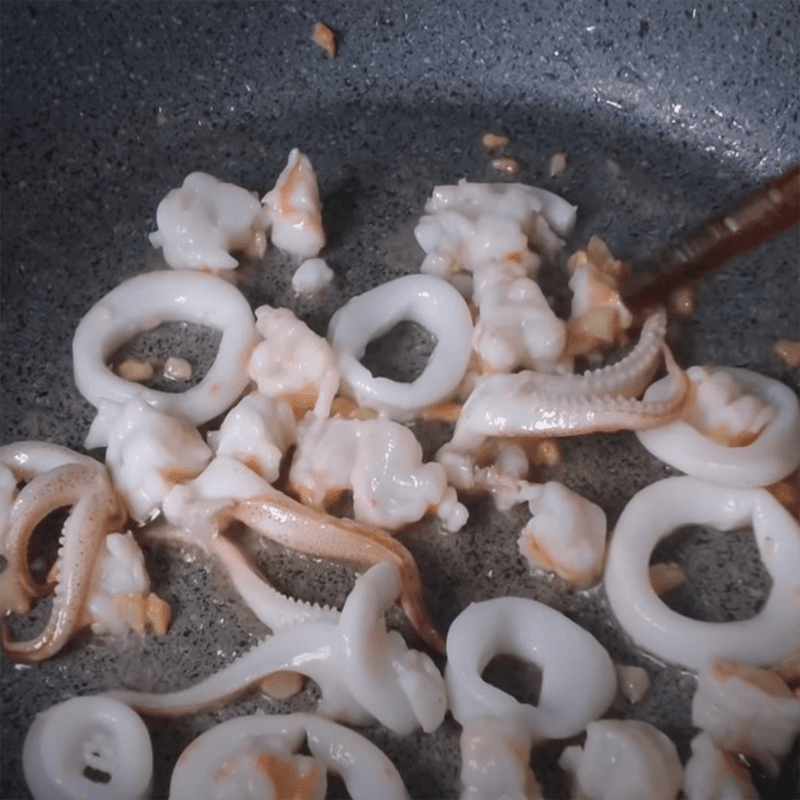 Step 3 Sauté the seafood Seafood Pizza