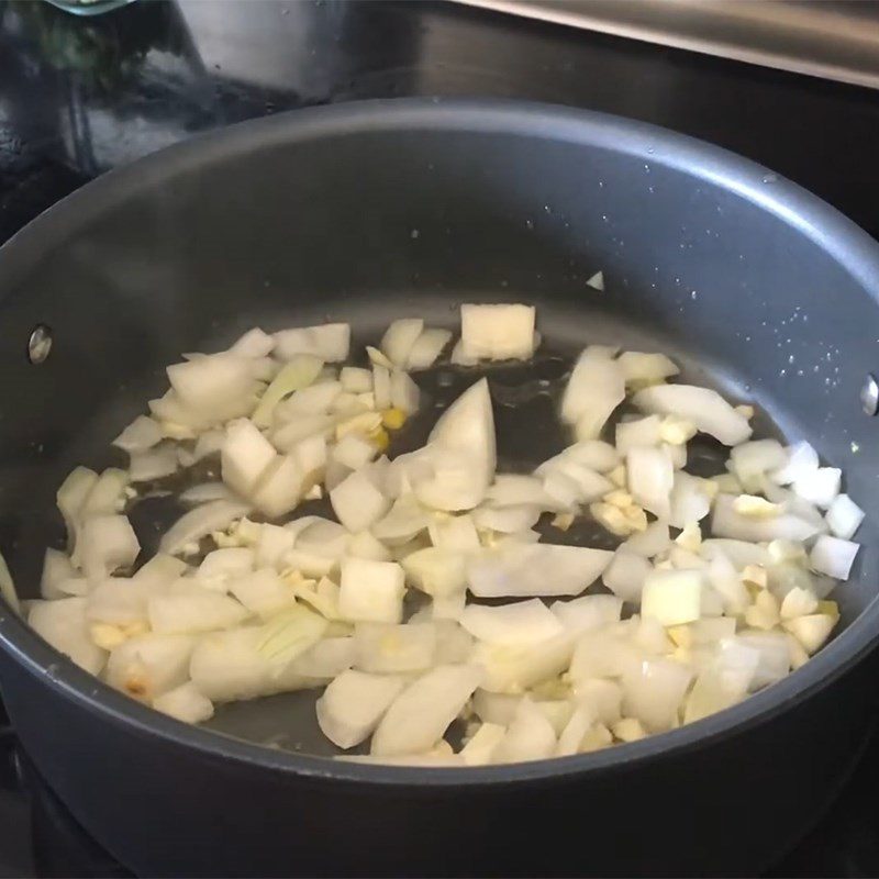 Step 1 Stir-fry onion and bell peppers Stir-fried turkey with lemongrass and bell peppers