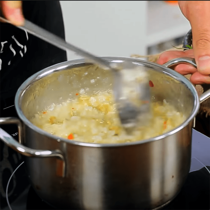 Step 4 Stir-fried clams and mix into porridge Spicy stir-fried clam porridge