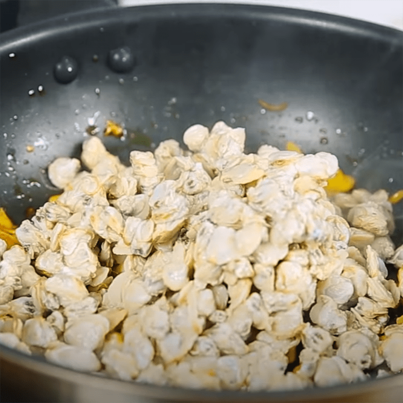 Step 4 Stir-frying the clams and mixing them into the porridge Spicy Clam Porridge