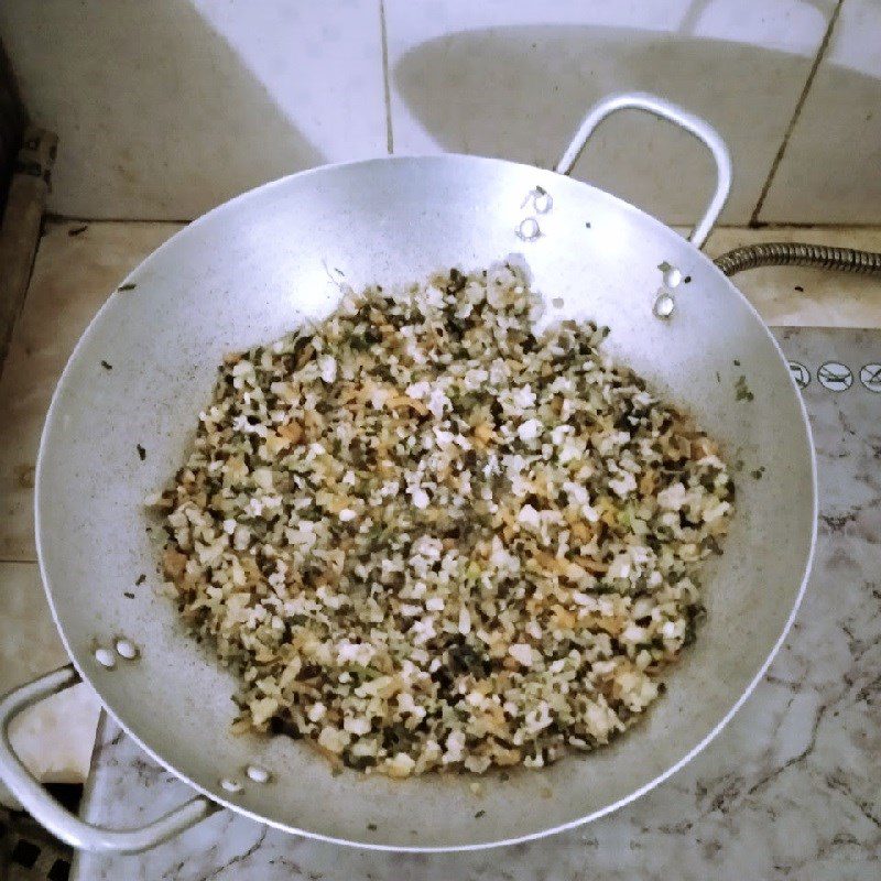 Step 2 Sauté the meat filling mixture for rice rolls made from flour and tapioca flour