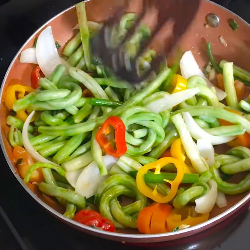 Step 4 Stir-fried mixed vegetables Fresh shrimp stir-fried with green beans