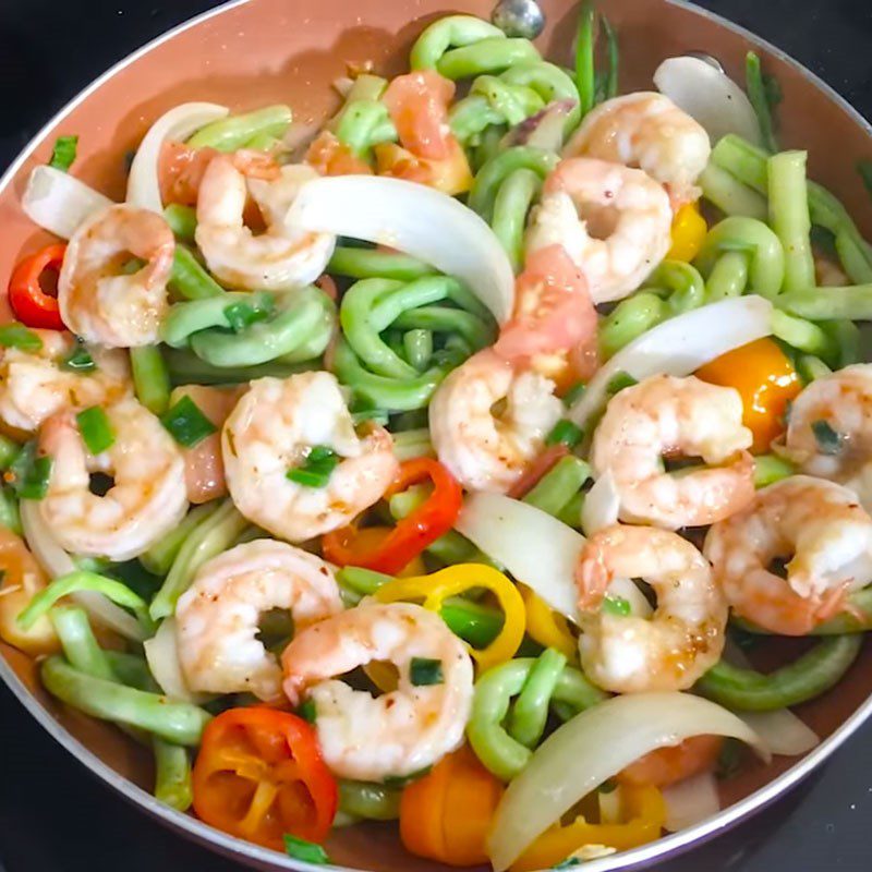 Step 4 Stir-fried mixed vegetables Fresh shrimp stir-fried with green beans