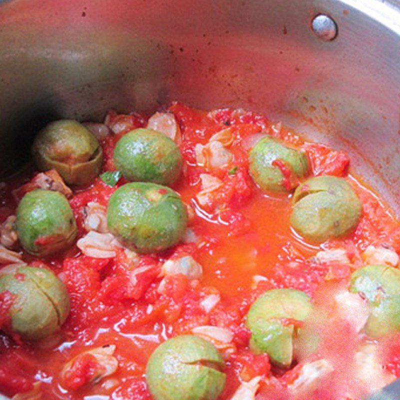 Step 2 Fry the mixture of clam soup (ngheu) with sour fruits