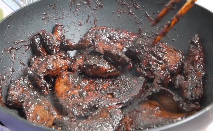 Step 3 Stir-frying black dried beef Black dried beef