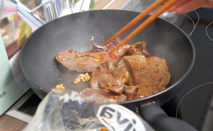 Step 3 Stir-frying black dried beef Black dried beef