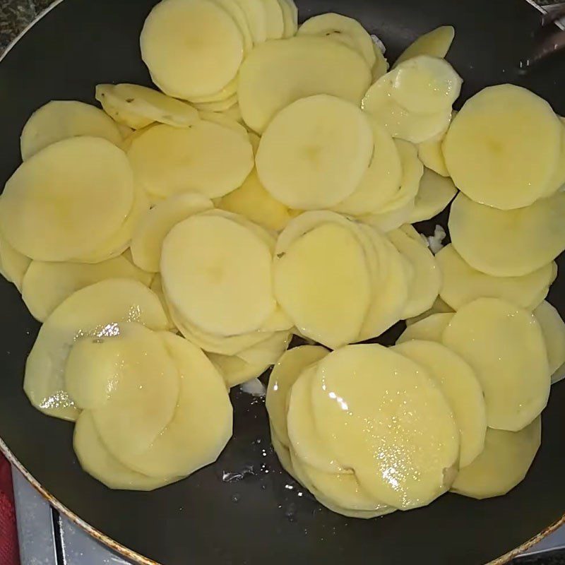 Step 2 Stir-frying potatoes Stir-fried potatoes with garlic