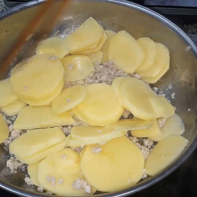 Step 2 Fry the potatoes Garlic fried potatoes with minced meat