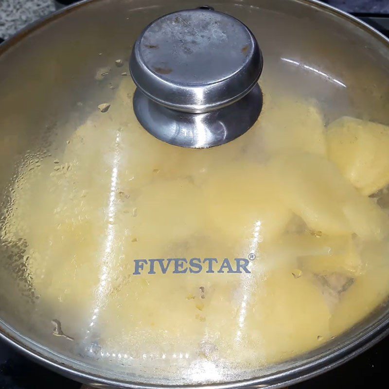 Step 2 Fry the potatoes Garlic fried potatoes with minced meat