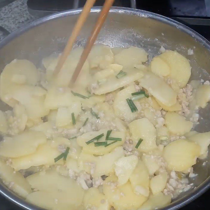 Step 2 Fry the potatoes Garlic fried potatoes with minced meat