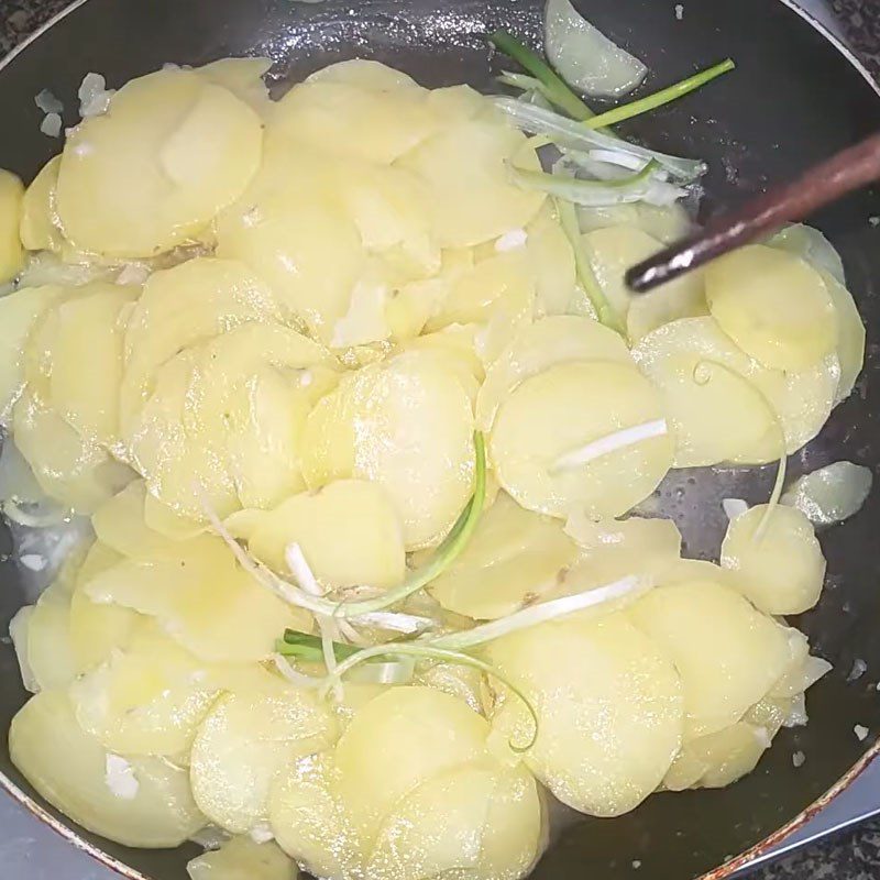 Step 2 Stir-frying potatoes Stir-fried potatoes with garlic