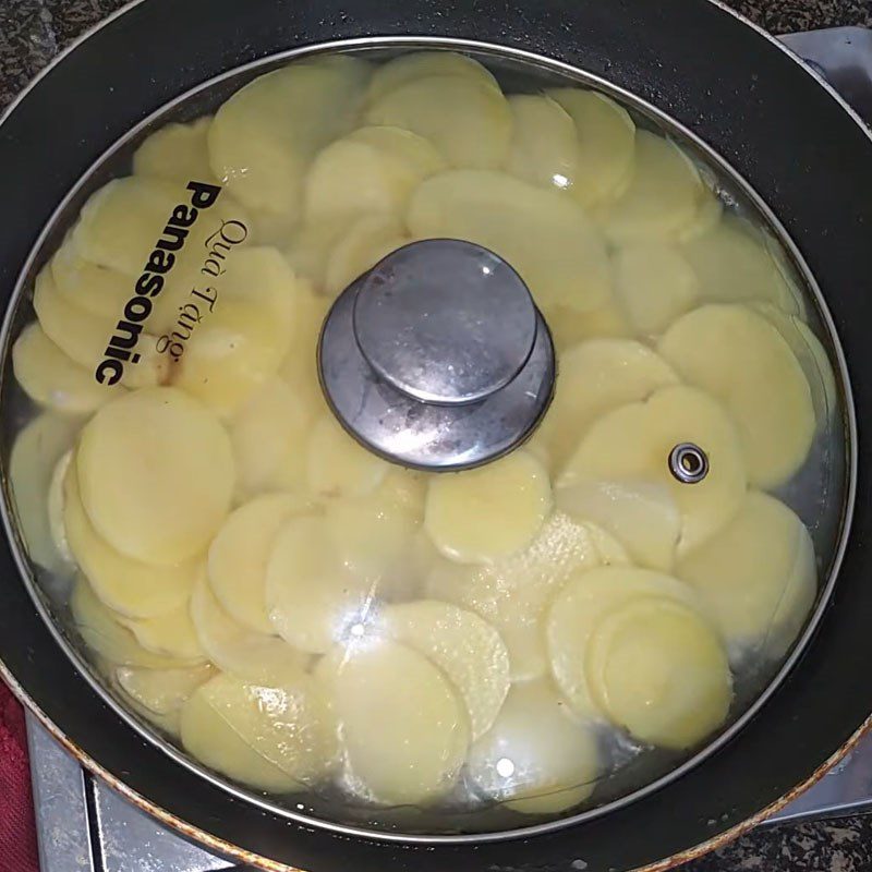 Step 2 Stir-frying potatoes Stir-fried potatoes with garlic