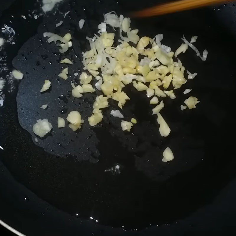 Step 3 Stir-fry potatoes Fried potatoes with garlic and carrots