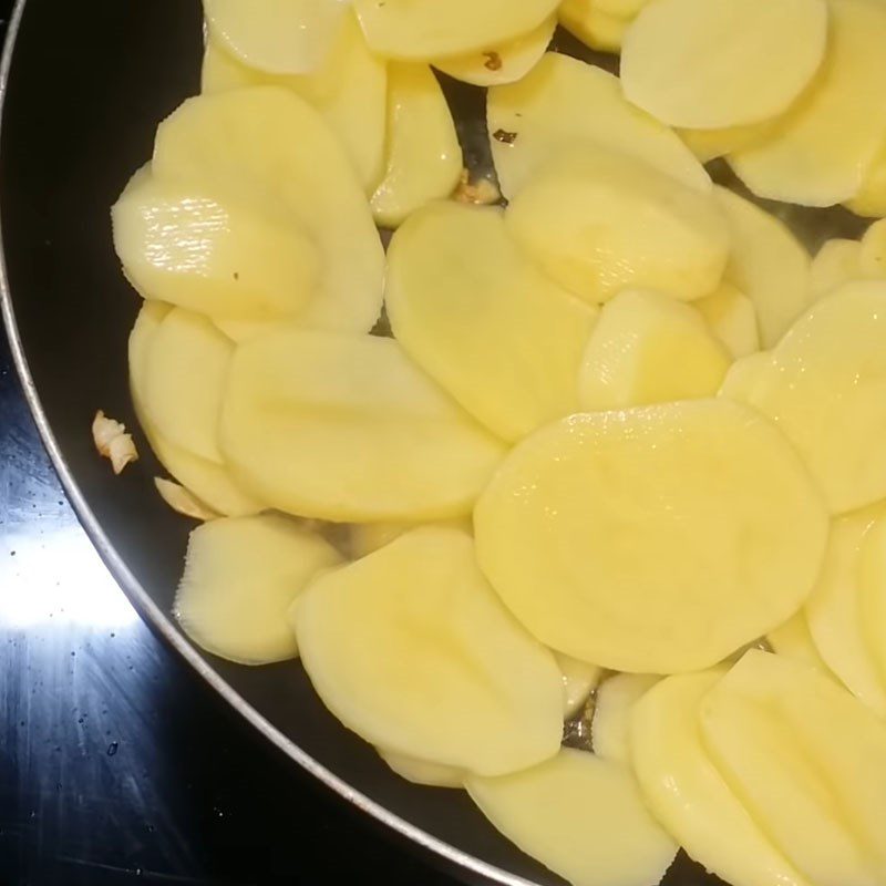 Step 3 Stir-fried potatoes Stir-fried potatoes with garlic and carrots