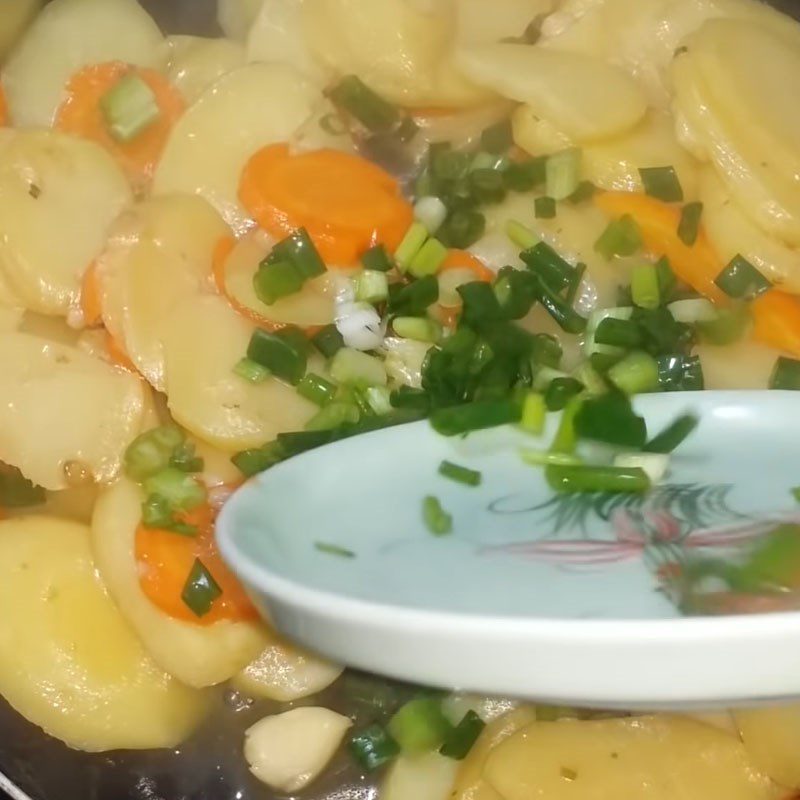 Step 3 Stir-fried potatoes Stir-fried potatoes with garlic and carrots