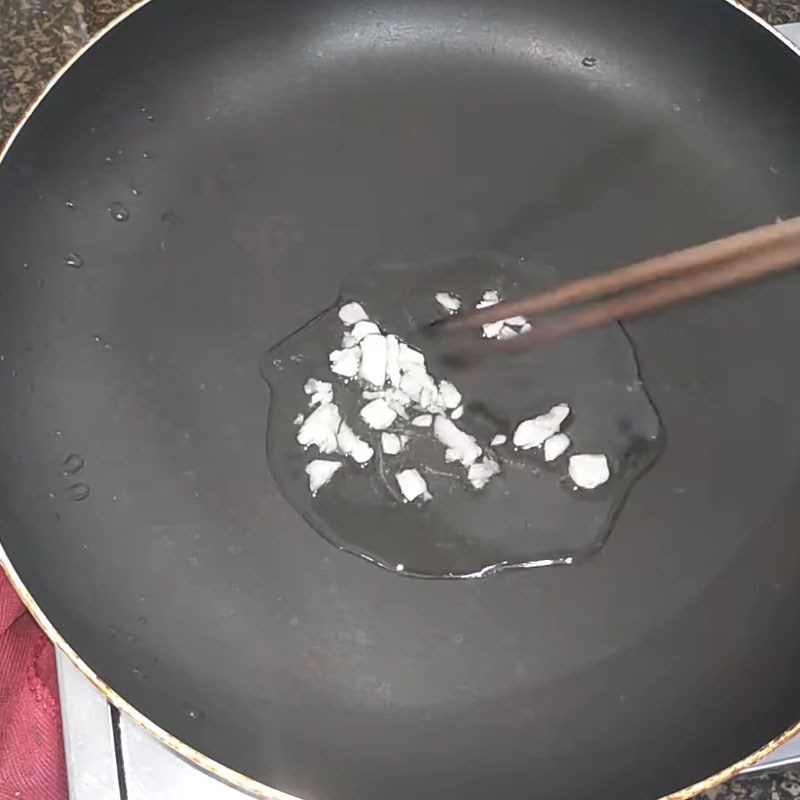 Step 2 Stir-frying potatoes Stir-fried potatoes with garlic