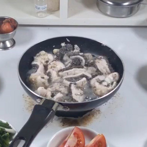 Step 3 Stir-fried cow lettuce with sour pickles