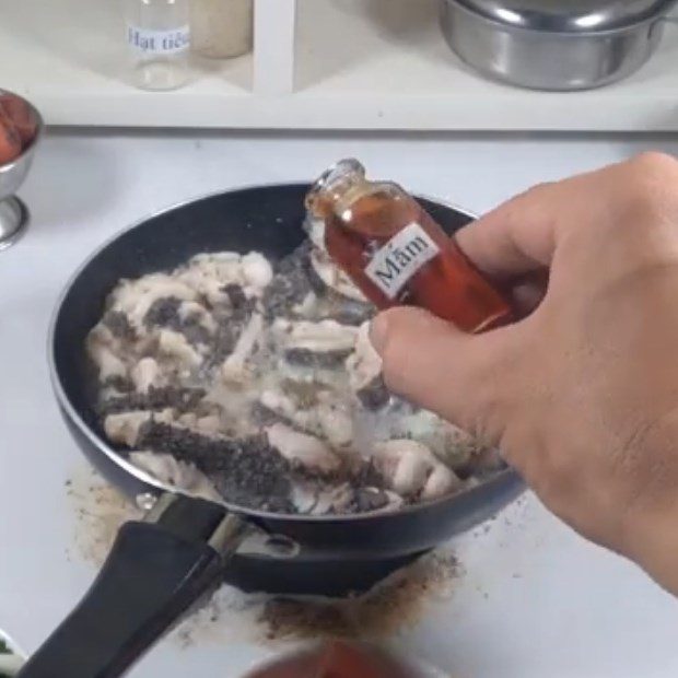 Step 3 Stir-fried cow lettuce with sour pickles