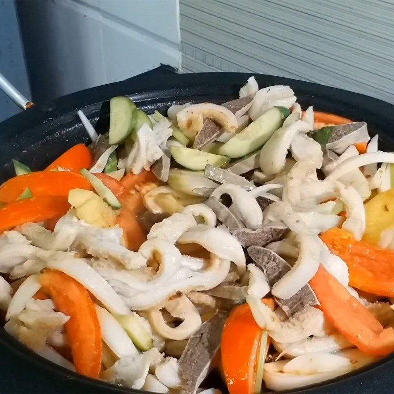 Step 3 Stir-fry beef entrails with ingredients Sweet and sour beef entrails