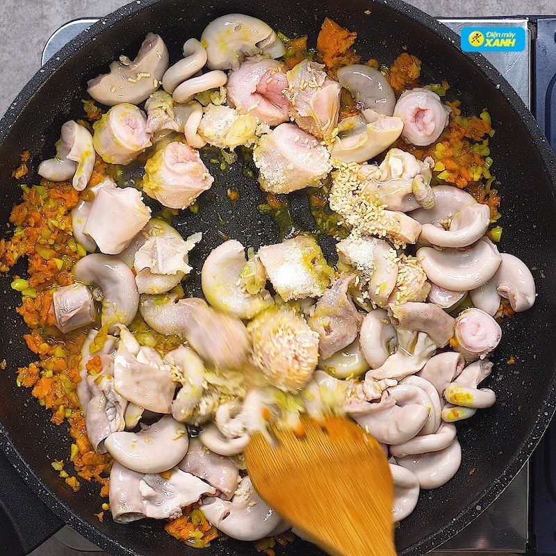 Step 3 Stir-fry pig intestines Stir-fried pig intestines with turmeric