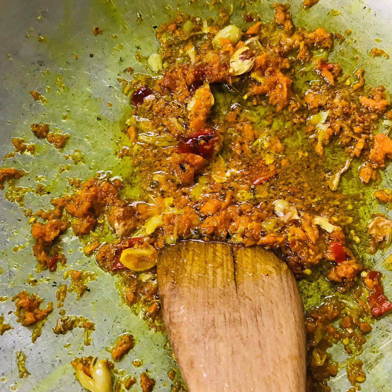 Step 3 Stir-fry pork intestines Pork intestines stir-fried with turmeric and chives