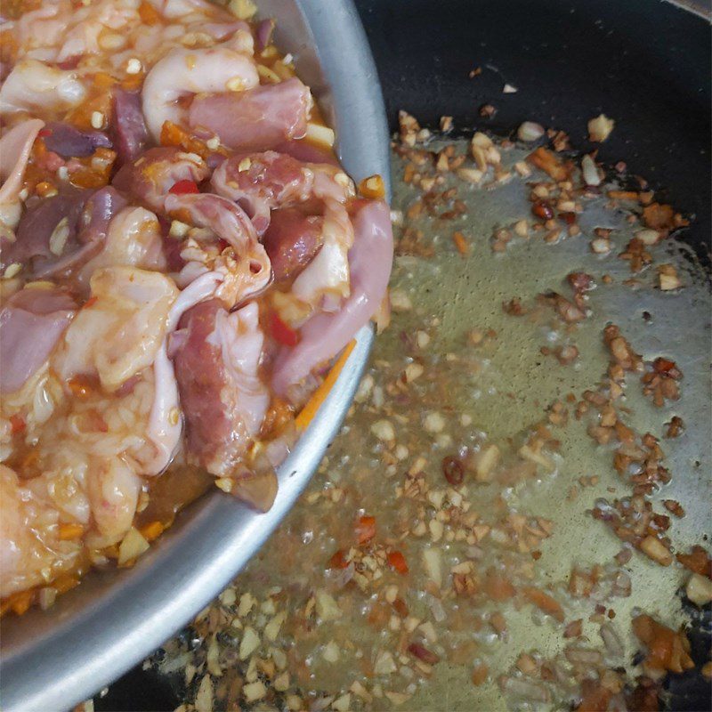 Step 4 Stir-fried pig intestines Stir-fried pig intestines with turmeric (recipe shared by users)